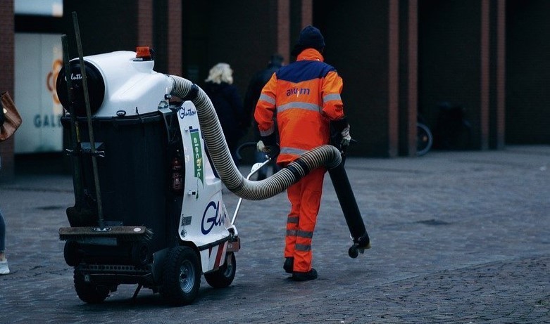 On repère facilement les cantonniers dans la nuit
grâce à leur tenue de travail fluorescente orange.
C’est à eux que l’on doit nos rues impeccables le matin. (Photo :
illustration)
