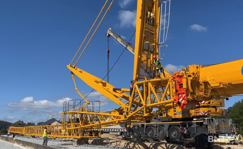 La grue de 800 tonnes et de 80 mètres de long sur le chantier de la gare de Alle.