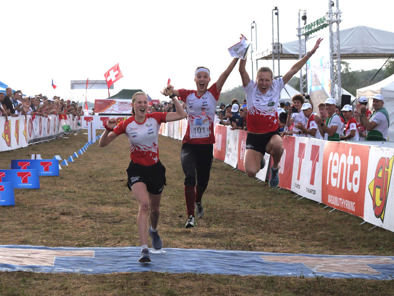 Le sacre européen en relais pour Inès Berger (à gauche) et ses deux coéquipières. (Photo :  Swiss Orienteering).