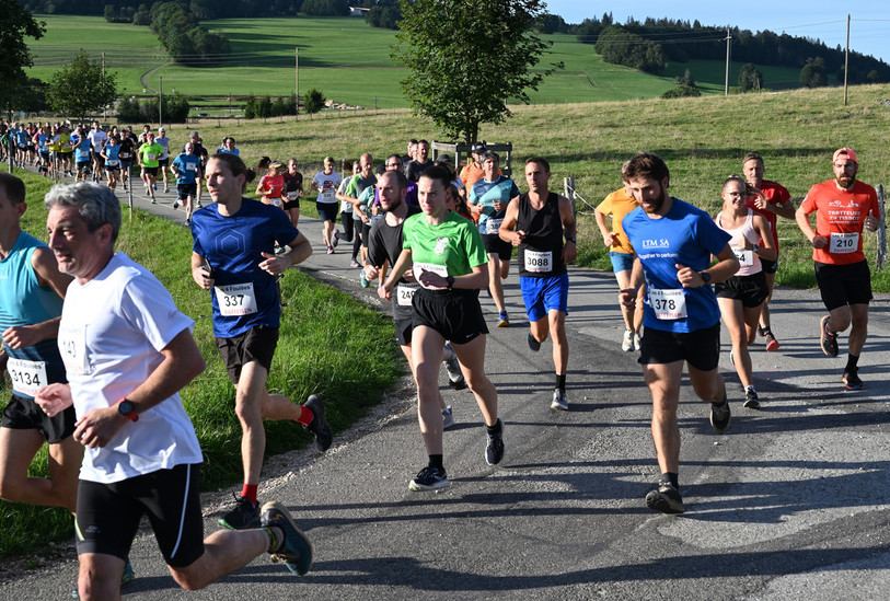 Quelque 600 coureurs étaient au départ des Breuleux (photo archives: Georges Henz).