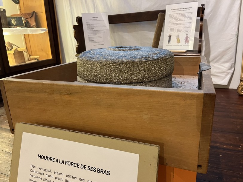 Les visiteurs du musée régional de La Sagne pourront notamment essayer de moudre du grain à la main.