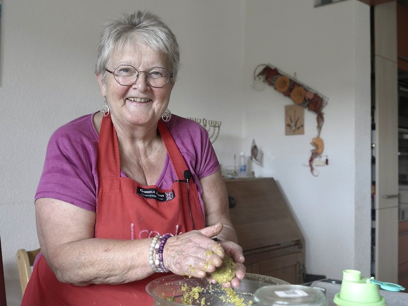 Raymonde Froidevaux prépare ses galettes avant de les placer dans le four.