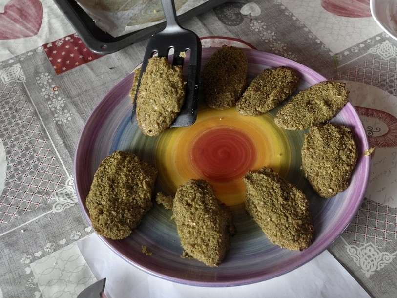 Les galettes de légumes placées dans un plat de la poterie de Bonfol.