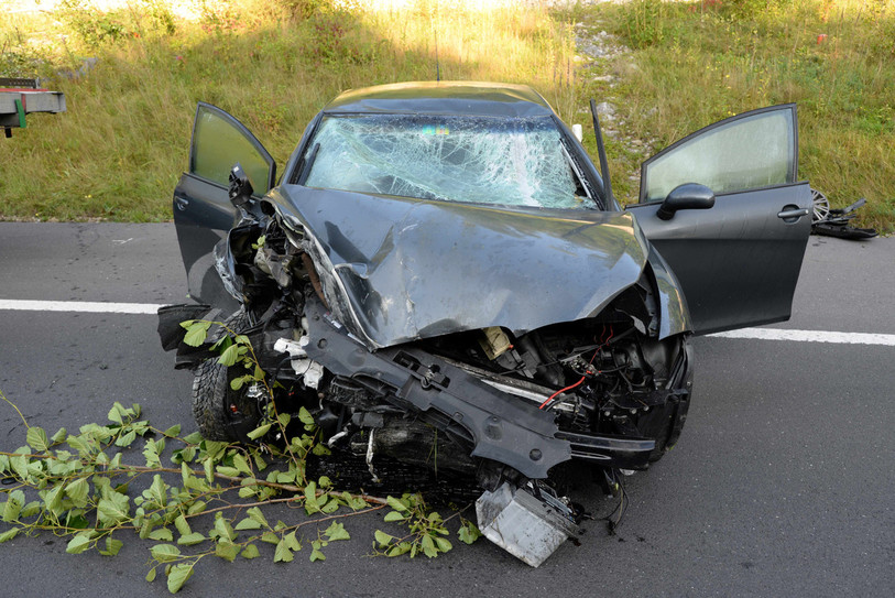 Un mineur au volant d'un véhicule volé est sorti de route sur l'autoroute N5 à la hauteur de Thielle vendredi matin. (Photo : Police neuchâteloise).
