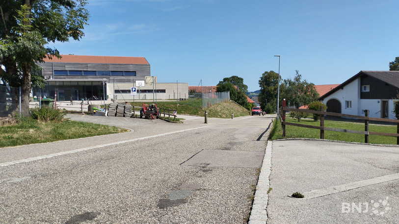La commune franc-montagnarde envisage des solutions pour contraindre les usagers de la route à respecter les limitations devant le bâtiment scolaire.