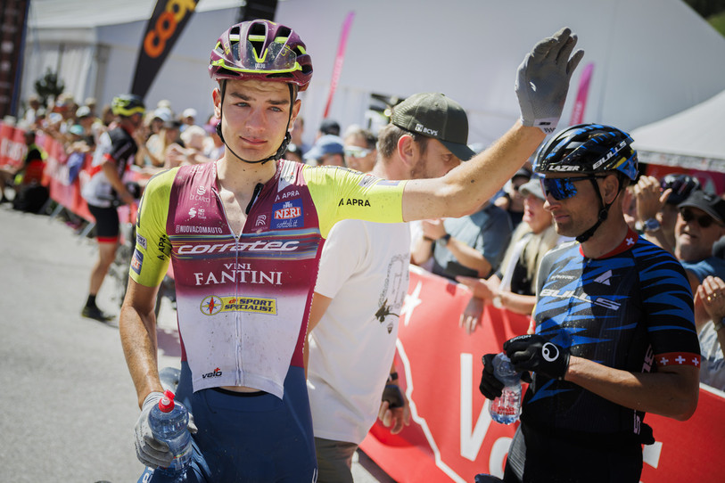Les émotions étaient fortes pour Alexandre Balmer à l'arrivée du Grand Raid 2024. (Photo : KEYSTONE/Valentin Flauraud)
