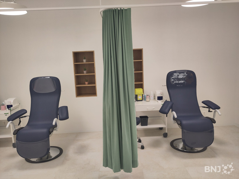 Les locaux de MEDIQO+ permettent notamment d'effectuer des opérations médicales généralistes ou bénignes. A l'image, des fauteuils utiles pour les prises de sang.