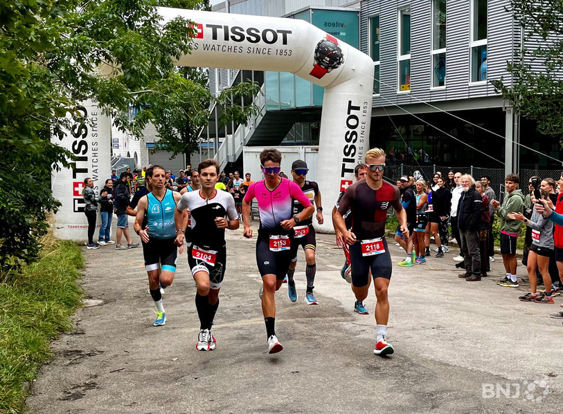 Les meilleurs triathlètes de la région ont livré une belle bataille à La Chaux-de-Fonds dimanche. C'est finalement Nathan Gigon (à droite) qui s'est imposé.
