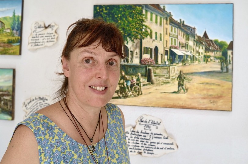Paola Ricca devant ses tableaux riches en couleurs exposés à la Petite Galery à Delémont.