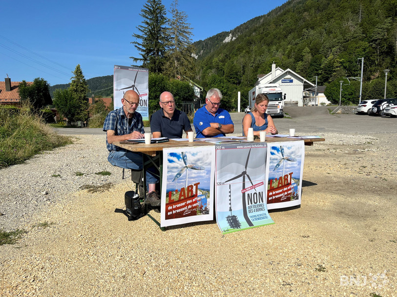 Les membres de l’association « Sauvez l’Echelette » (de gauche à droite, Claude Schönenberge, Didier Cuche, François Juillard et Nadia Fiaux) ont présenté huit raisons de dire non au projet de centrale éolienne des « Quatre Bornes ».