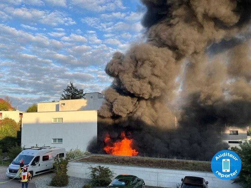 A son début, l’incendie a provoqué une forte fumée noire.