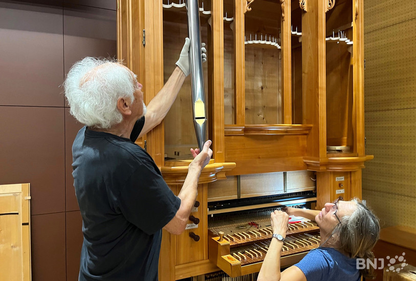 Le constructeur de l’orgue qui est actuellement installé à l’EJCM, Ferdinand Stemmer (à gauche) participe méticuleusement à la phase de remontage.