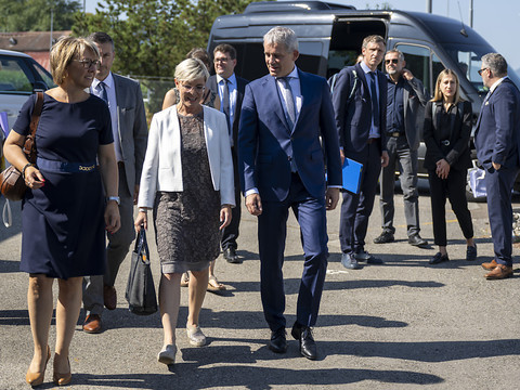 Beat Jans a été reçu par des membres du Gouvernement jurassien. De gauche à droite : Nathalie Barthoulot, Jacques Gerber (à l'arrière), Rosalie Beuret Siess (présidente de l'exécutif)et Beat Jans. (Photo : KEYSTONE/GEORGIOS KEFALAS).