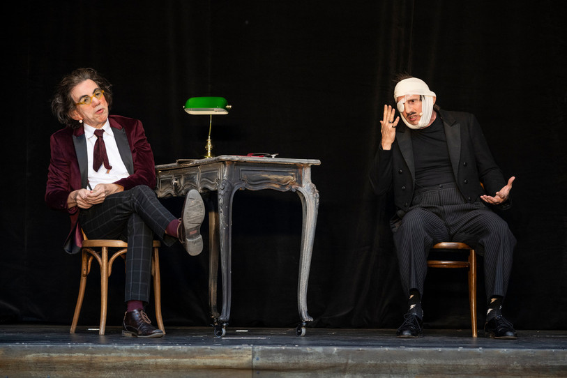 Robert Bouvier (à gauche) et Matteo Zimmerman (à droite) incarnent un duo d'anciens clowns qui bavardent passionnément (photo SP: Carole Parodi).