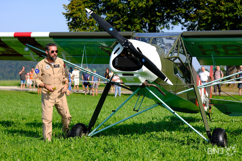 C'est le pilote Marc Inaebnit qui a piloté l'appareil. Il s'agit d'un Fieseler Storch, un avion allemand conçu dans les années 1930.