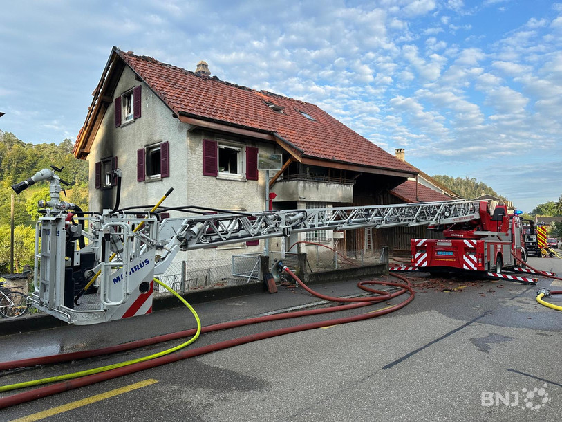 La maison touchée par l'incendie est en dégâts total.