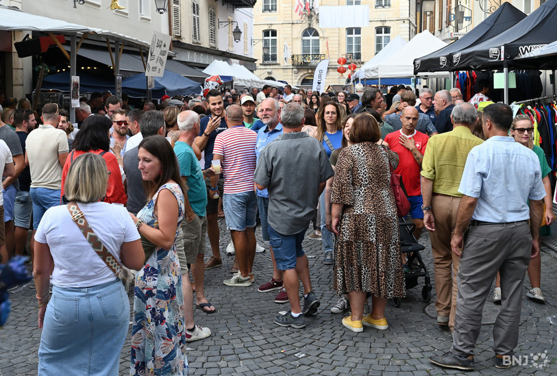 Auprès d’un stand ou d’un bar, les discussions vont bon train à la Braderie de Porrentruy. (Photo : Georges Henz)
