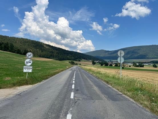 La chaussée entre Chézard-Saint-Martin et Dombresson va être refaite et une piste cyclable va être aménagée (crédit : SPCH).