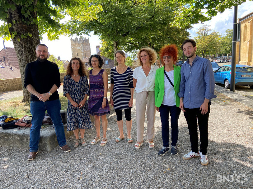 Des députés neuchâtelois luttent contre le harcèlement scolaire. De gauche à droite: Niels Rosselet-Christ (président de l’UDC neuchâteloise), Claude Grimm (secrétaire régionale du SSP), Laurence Nguyen Fagnoni (représentante de la FAPEN), Céline Barrelet (députée verte et représentante du groupe Vert-e-s - POP), Claudine Geiser (députée PLR), Brigitte Leitenberg (députée PVL), Antoine de Montmollin (président du groupe socialiste au Grand Conseil)
