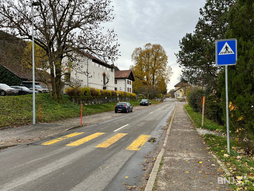 Des travaux seront réalisés sur la chaussée qui traverse le village de Fenin (Photo : SPCH).