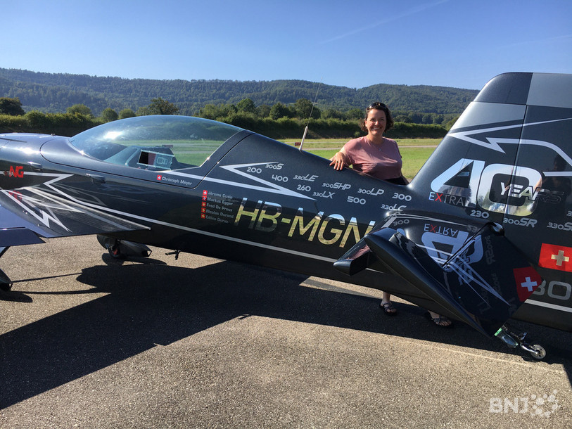 Céline Duruz vole sur « L’avion noir », un Extra 330 NG.