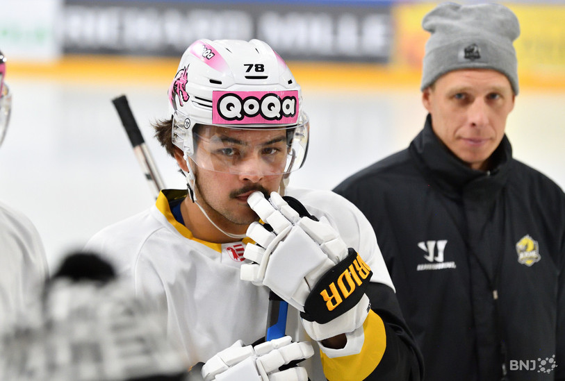 Kyen Sopa semble bien inspiré à quinze jours du début du championnat. L'attaquant jurassien a inscrit un but mardi soir. (photo : Georges Henz)