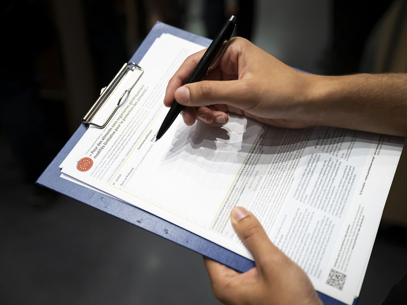 Le Gouvernement jurassien envisage des mesures pour améliorer le contrôle des signatures récoltées pour les initiatives et référendums. (Photo : KEYSTONE / Anthony Anex).