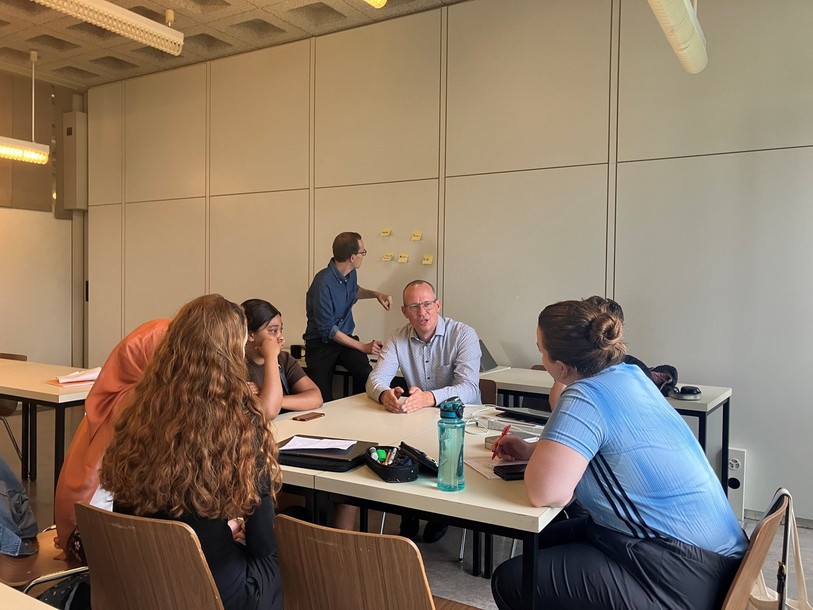 Les cinq participants de l’équipe Camille Bloch sont accompagnés de leur “challenger” et de leur mentor afin de mettre en commun leurs idées.