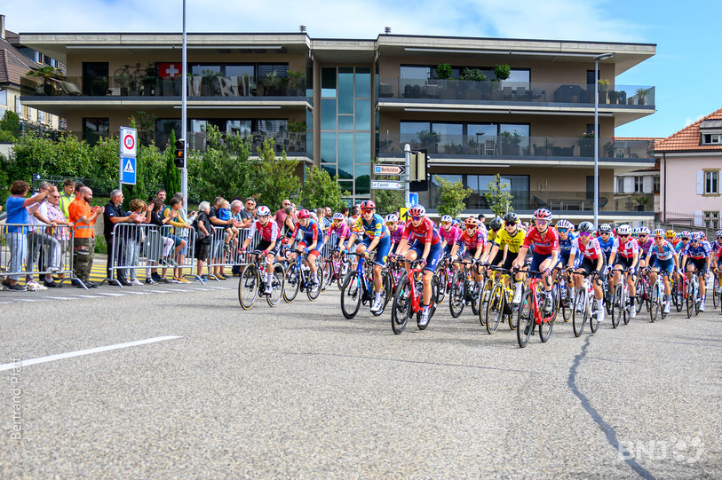 Le public a assisté au lancement du Tour de Romandie féminin 2025 vendredi à Saint-Aubin. (photo : Bertrand Pfaff)