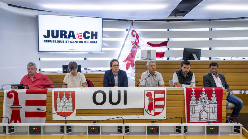 Le comité interpartis pour le « oui » représenté de gauche à droite par Rémy Meury (CS-POP), Sophie Guenot (PCSI), Raphaël Ciocchi (PSJ), Philippe Bassin (Les Verts), Mathieu Cerf (Le Centre) et Didier Receveur (PVL). (Photo : KEYSTONE/Georgios Kefalas).