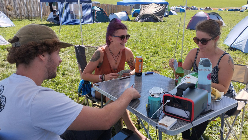 Certains campeurs du Chant du Gros reprennent des forces en jouant aux cartes.