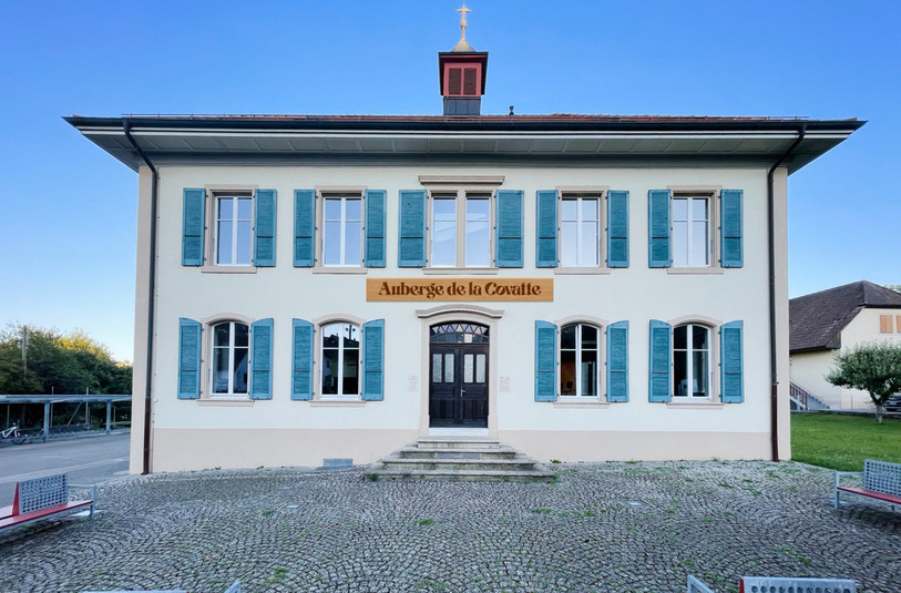 La devanture de l'école de Coeuve sera transformée en auberge. (Image : Echaipouses de Tieûve).