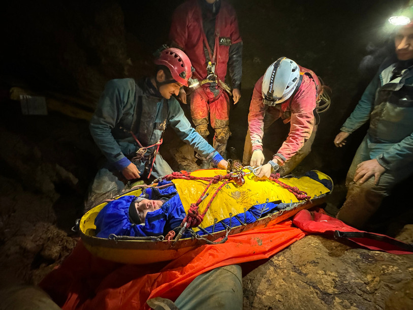 Plus de vingt secouristes de l'Arc jurassien se sont entraînés à une mission d'évacuation dans la grotte des Rutelins. (Photo : Spéléo-Secours Suisse).