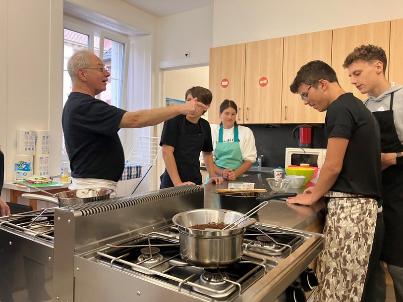 Les élèves de 11e du collège Daniel-JeanRichard confectionnent des barres de céréales faites maison et locales sous la houlette de Michel Stangl. 