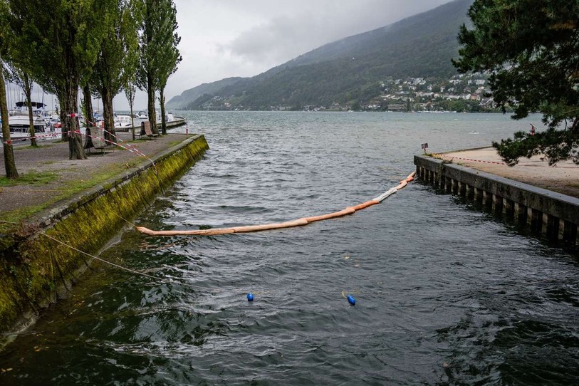 Samedi, du mazout s'est échappé d'un réservoir de l'entreprise Ciments Vigier SA pour se déverser dans la Suze et couler jusqu'au lac de Bienne. (Photo : Matthias Käser)