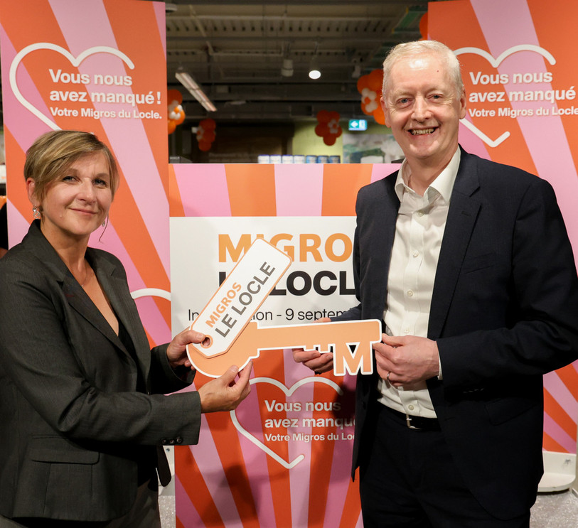 Christine Vaucher, la gérante de la succursale locloise de Migros, aux côtés de Jean-Marc Bovay, le directeur de la coopérative Migros Neuchâtel-Fribourg (photo: Migros).