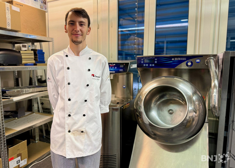 Hugo Birbaum à côté d'une des machines sur lesquelles il produit le chocolat de la marque Praline.