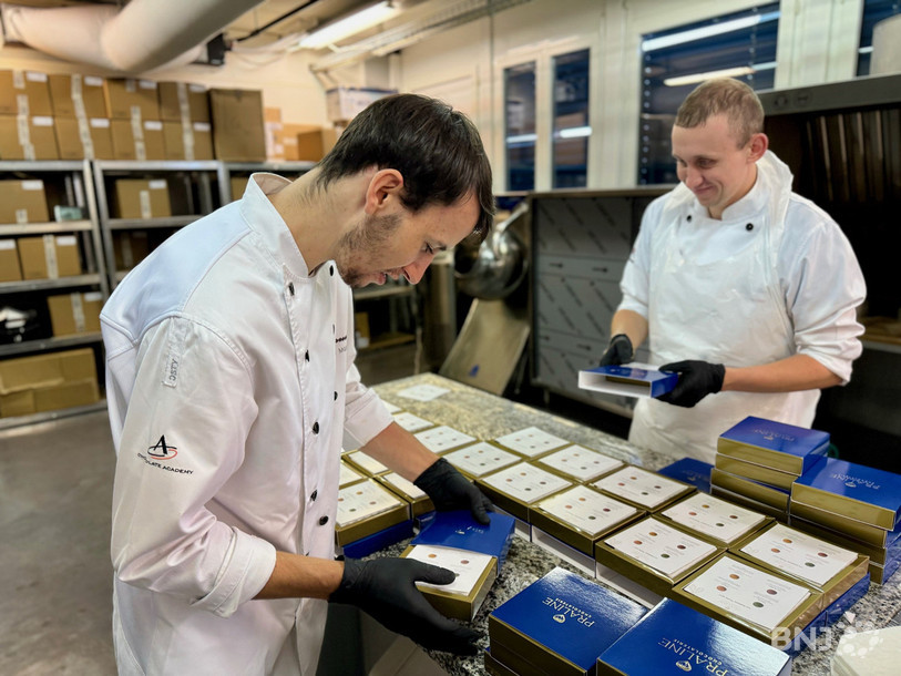 Hugo et son patron Samuel Muller en pleine phase d'emballage des produits.