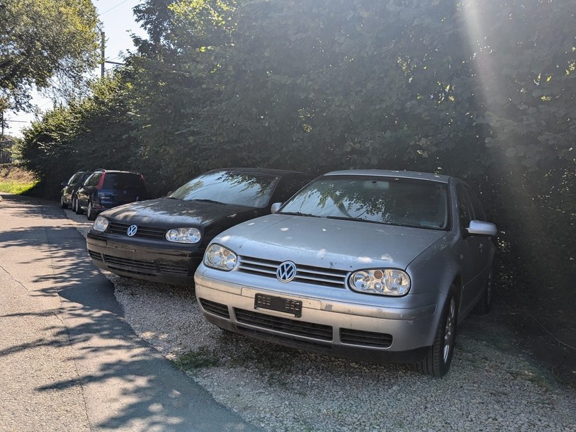 Cinq véhicules abandonnés sur un terrain de la Commune de la Tène