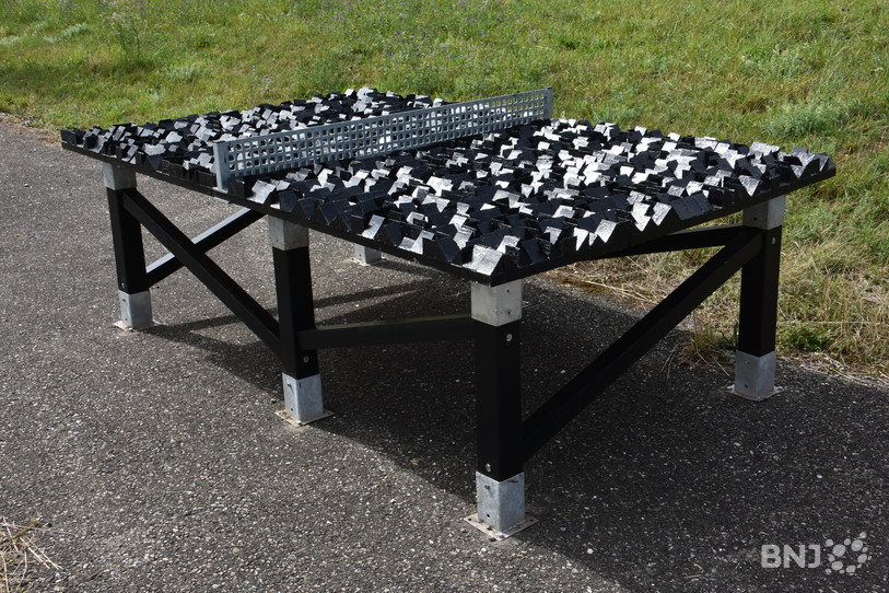 La table de ping-pong à facettes réalisée par Norbert Eggenschwiler. (Photo : Balade de Séprais)