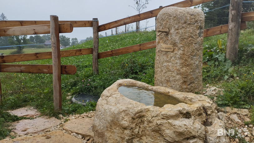 Une fontaine construite à côté du réservoir est à disposition des marcheurs.