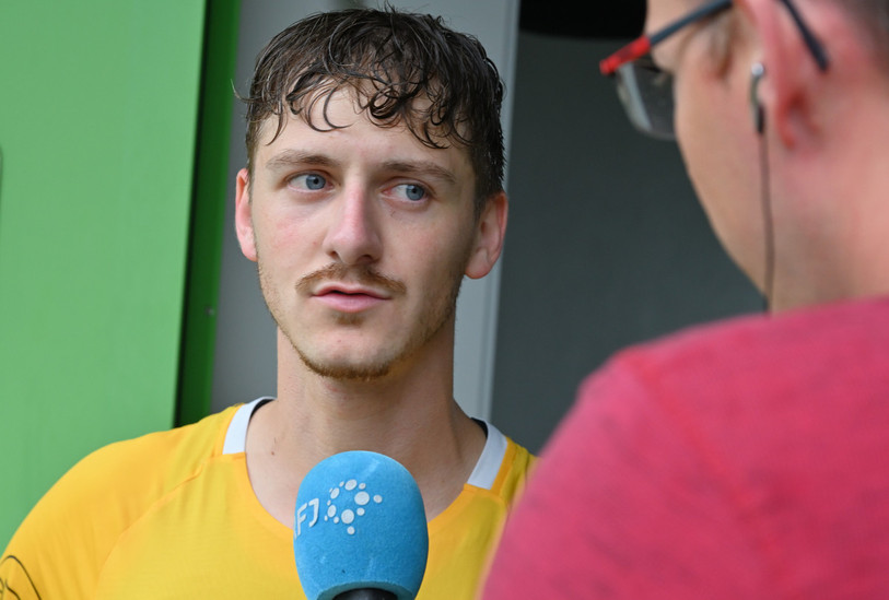 Des joueurs delémontains, ici Matthew Mäder, répondant aux médias, une image que l'on n'avait plus vue depuis près de deux mois. (Photo : Georges Henz)