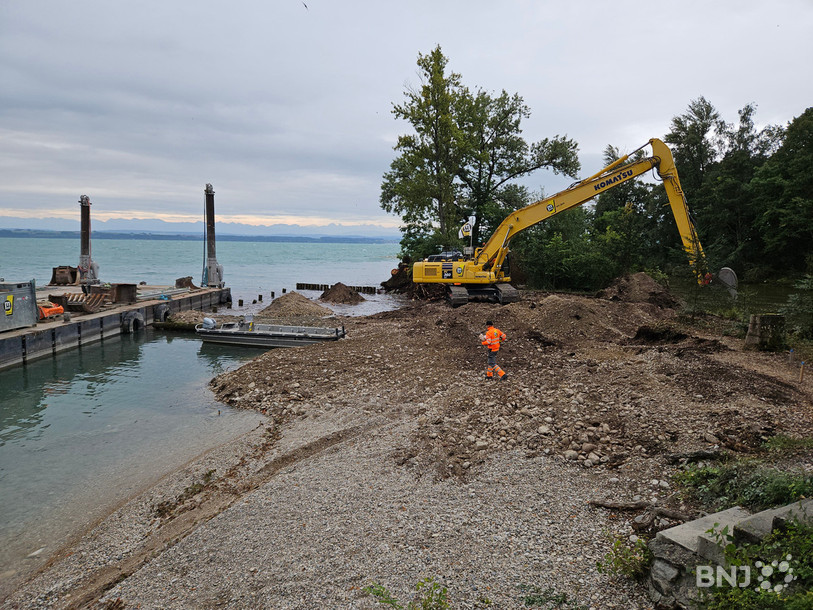 Les ouvriers et les machines sont à l’œuvre à la pointe de l'Areuse pour revitaliser l’embouchure de la rivière.
