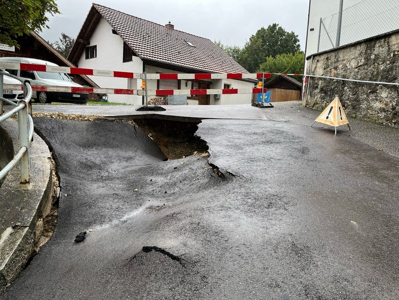 Le bitume s'est affaissé avec la pression de l'eau.