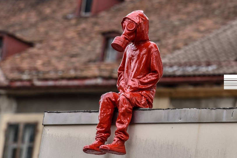 James Colomina a installé ses sculptures en hauteur, au Locle. (Photo: Luxor Factory).