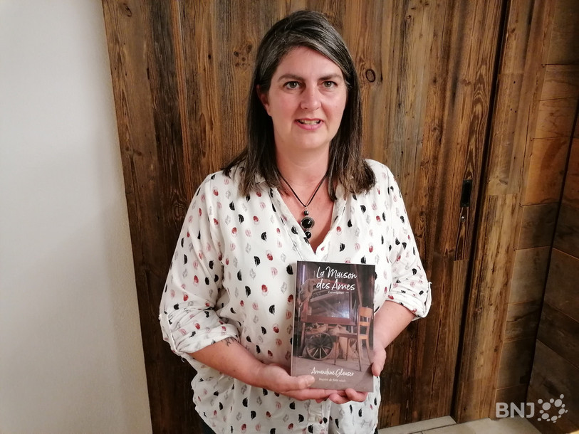 Amandine Glauser est fière de présenter son tout premier roman, le premier tome d’une trilogie.