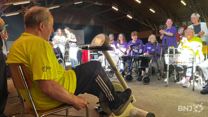 Philippe, 73 ans, a brillé sur l'épreuve du vélo sous les encouragements nourris de ses supporters.