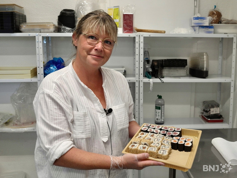 Linda Trachsel avec un plateau de sushis tout frais…