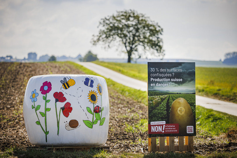 Un panneau contre l'initiative biodiversité. Les Suisses se prononcent notamment sur cet objet lors des votations fédérales du 22 septembre. (Photo : KEYSTONE / Valentin Flauraud).