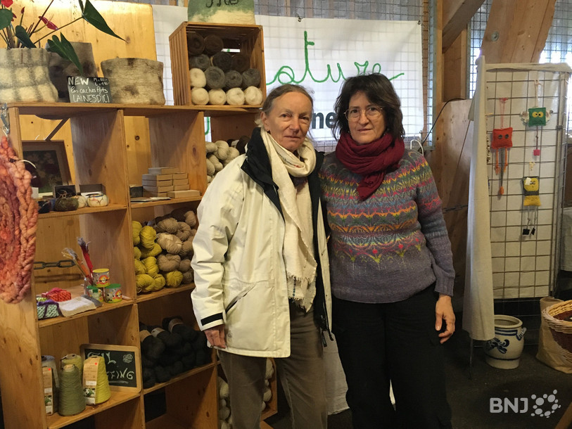 L'association « Laines d’ici » avec, de gauche à droite, sa présidente Coraline Sandoz et sa caissière Joëlle Destouches, présente son travail de valorisation de la laine de l'Arc jurassien au Marché bio à Saignelégier.